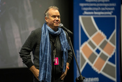 Mężczyzna przemawia do zaproszonych gości