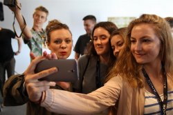 Magdalena Boczarska z młodzieżą pozuje do selfie.