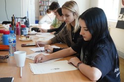 Zdjęcia przedstawiają warsztaty graficzne dla nauczycieli i dla uczniów zrealizowane w pracowniach Wydziału Sztuk Pięknych w Toruniu. Przedstawiają prace najpierw nad szkicami, następnie nad finalnymi pracami wykonanymi w dużym formacie. Plakaty są o tematyce profilaktycznej, są mniej lub bardziej abstrakcyjne. Młodzież jest w wieku 13-18 lat.