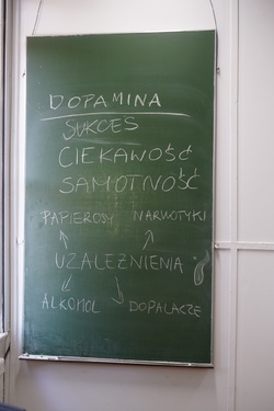 Zdjęcia przedstawiają warsztaty graficzne dla nauczycieli i dla uczniów zrealizowane w pracowniach Wydziału Sztuk Pięknych w Toruniu. Przedstawiają prace najpierw nad szkicami, następnie nad finalnymi pracami wykonanymi w dużym formacie. Plakaty są o tematyce profilaktycznej, są mniej lub bardziej abstrakcyjne. Młodzież jest w wieku 13-18 lat.