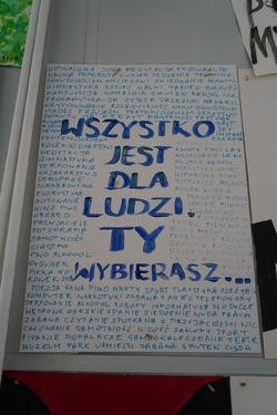 Zdjęcia przedstawiają warsztaty graficzne dla nauczycieli i dla uczniów zrealizowane w pracowniach Wydziału Sztuk Pięknych w Toruniu. Przedstawiają prace najpierw nad szkicami, następnie nad finalnymi pracami wykonanymi w dużym formacie. Plakaty są o tematyce profilaktycznej, są mniej lub bardziej abstrakcyjne. Młodzież jest w wieku 13-18 lat.