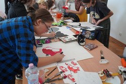 Zdjęcia przedstawiają warsztaty graficzne dla nauczycieli i dla uczniów zrealizowane w pracowniach Wydziału Sztuk Pięknych w Toruniu. Przedstawiają prace najpierw nad szkicami, następnie nad finalnymi pracami wykonanymi w dużym formacie. Plakaty są o tematyce profilaktycznej, są mniej lub bardziej abstrakcyjne. Młodzież jest w wieku 13-18 lat.