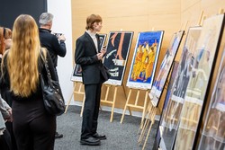 Zdjęcia z gali programu Sztuka Wyboru pokazującego policjantów i przedstawicieli Urzedu Marszałkowskiego Województwa Kujawsko-Pomorskiego, uczniów otrzymujących nagrody oraz oglądających wystawione race.