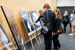 Zdjęcia z gali programu Sztuka Wyboru pokazującego policjantów i przedstawicieli Urzedu Marszałkowskiego Województwa Kujawsko-Pomorskiego, uczniów otrzymujących nagrody oraz oglądających wystawione race.