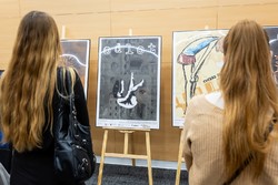 Zdjęcia z gali programu Sztuka Wyboru pokazującego policjantów i przedstawicieli Urzedu Marszałkowskiego Województwa Kujawsko-Pomorskiego, uczniów otrzymujących nagrody oraz oglądających wystawione race.