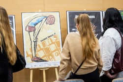 Zdjęcia z gali programu Sztuka Wyboru pokazującego policjantów i przedstawicieli Urzedu Marszałkowskiego Województwa Kujawsko-Pomorskiego, uczniów otrzymujących nagrody oraz oglądających wystawione race.