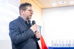 Zdjęcia z gali programu Sztuka Wyboru pokazującego policjantów i przedstawicieli Urzedu Marszałkowskiego Województwa Kujawsko-Pomorskiego, uczniów otrzymujących nagrody oraz oglądających wystawione race.