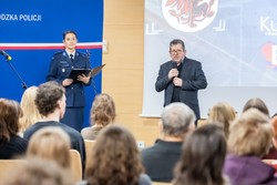 Zdjęcia z gali programu Sztuka Wyboru pokazującego policjantów i przedstawicieli Urzedu Marszałkowskiego Województwa Kujawsko-Pomorskiego, uczniów otrzymujących nagrody oraz oglądających wystawione race.