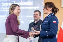 Zdjęcia z gali programu Sztuka Wyboru pokazującego policjantów i przedstawicieli Urzedu Marszałkowskiego Województwa Kujawsko-Pomorskiego, uczniów otrzymujących nagrody oraz oglądających wystawione race.