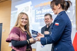 Zdjęcia z gali programu Sztuka Wyboru pokazującego policjantów i przedstawicieli Urzedu Marszałkowskiego Województwa Kujawsko-Pomorskiego, uczniów otrzymujących nagrody oraz oglądających wystawione race.