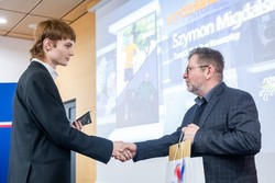 Zdjęcia z gali programu Sztuka Wyboru pokazującego policjantów i przedstawicieli Urzedu Marszałkowskiego Województwa Kujawsko-Pomorskiego, uczniów otrzymujących nagrody oraz oglądających wystawione race.