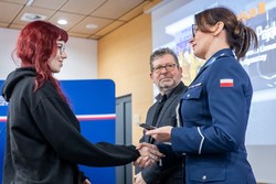 Zdjęcia z gali programu Sztuka Wyboru pokazującego policjantów i przedstawicieli Urzedu Marszałkowskiego Województwa Kujawsko-Pomorskiego, uczniów otrzymujących nagrody oraz oglądających wystawione race.