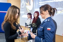 Zdjęcia z gali programu Sztuka Wyboru pokazującego policjantów i przedstawicieli Urzedu Marszałkowskiego Województwa Kujawsko-Pomorskiego, uczniów otrzymujących nagrody oraz oglądających wystawione race.