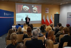 Zdjęcia z gali programu Sztuka Wyboru pokazującego policjantów i przedstawicieli Urzedu Marszałkowskiego Województwa Kujawsko-Pomorskiego, uczniów otrzymujących nagrody oraz oglądających wystawione race.