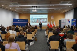 Zdjęcia z gali programu Sztuka Wyboru pokazującego policjantów i przedstawicieli Urzedu Marszałkowskiego Województwa Kujawsko-Pomorskiego, uczniów otrzymujących nagrody oraz oglądających wystawione race.